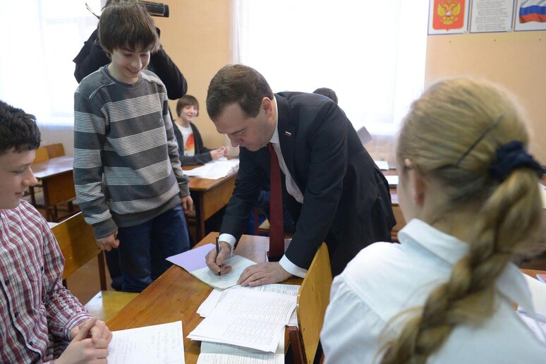 Medvedev visita una scuola in Crimea © ANSA/EPA