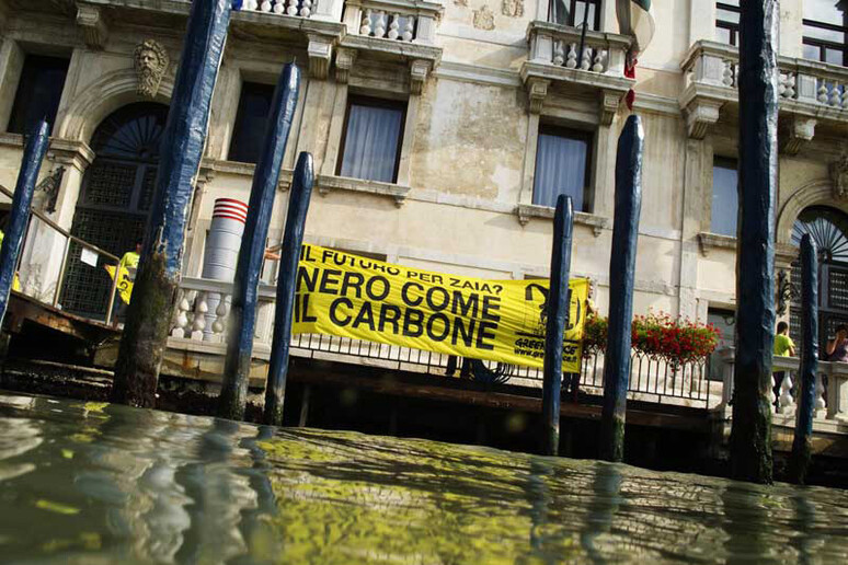 Protesta di Greenpeace per la centrale di Porto Tolle - RIPRODUZIONE RISERVATA