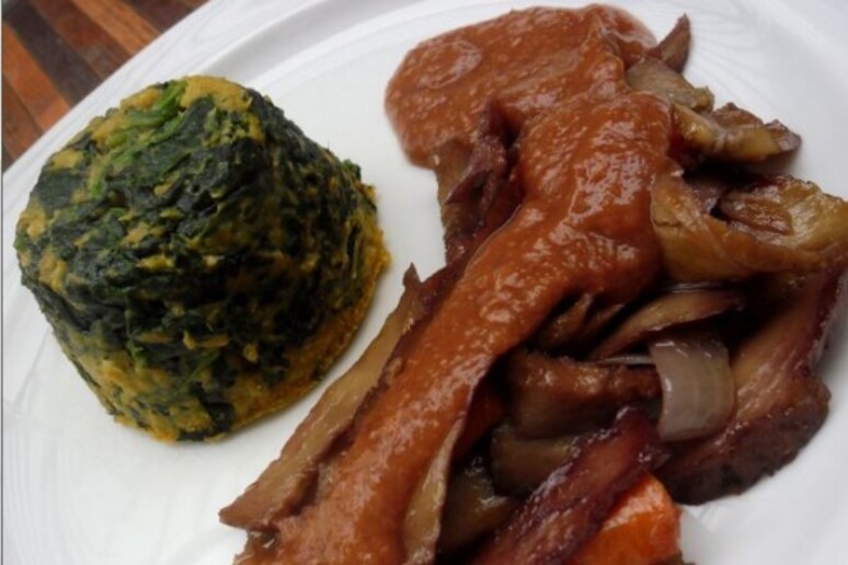 Straccetti di seitan e tortino di spinaci (foto Lav) - RIPRODUZIONE RISERVATA