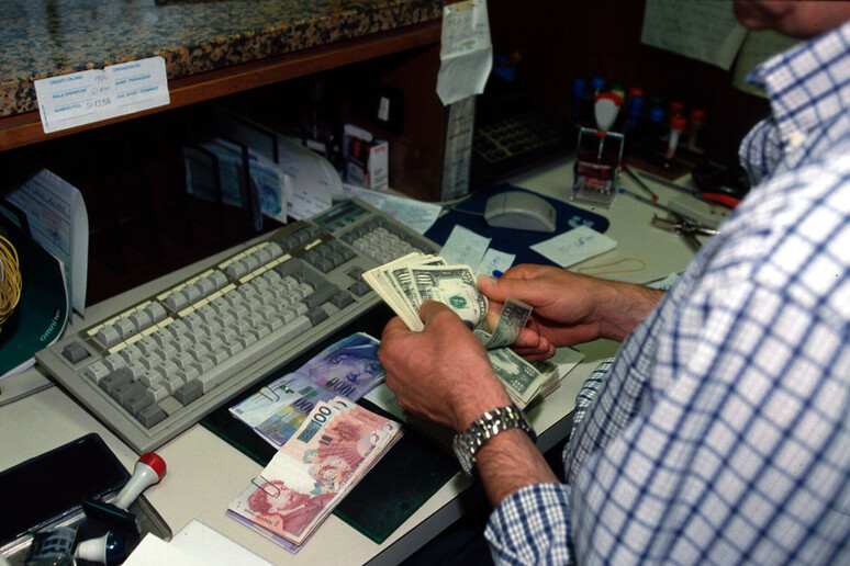 Uno sportello bancario in un 'immagine d 'archivio - RIPRODUZIONE RISERVATA