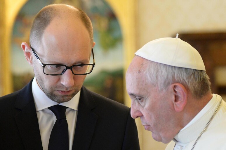 Arseniy Yatseniuk con Papa Francesco - RIPRODUZIONE RISERVATA