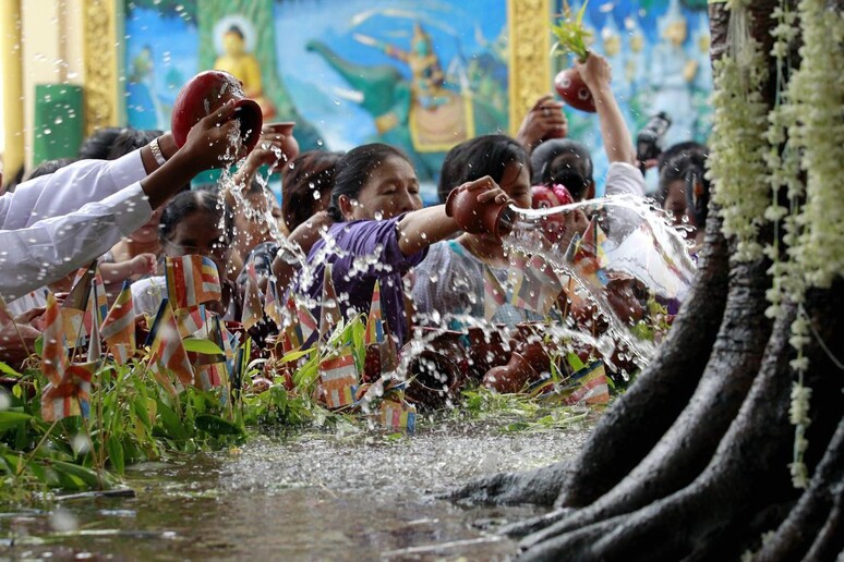 A Yangon le celebrazioni del Kasone Festival © ANSA/EPA