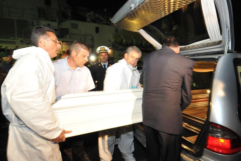 Ship carrying bodies of migrants at Catania 's port - RIPRODUZIONE RISERVATA