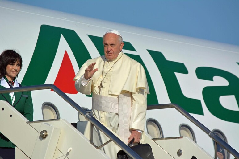 Papa Francesco prima di partire per Amman - RIPRODUZIONE RISERVATA