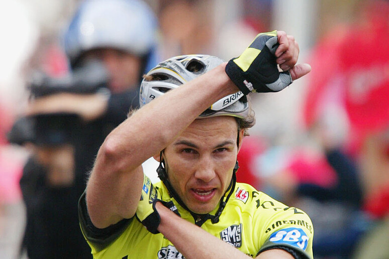 Pavel Tonkov festeggia con un plateale gesto dell 'ombrello la vittoria nella 17/a tappa del Giro di Italia, Brunico-Fondo Sarnonico, il 27 maggio 2004 - RIPRODUZIONE RISERVATA