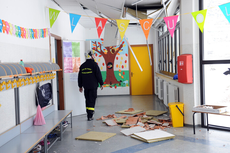 Crollo di un controsoffitto in una scuola - RIPRODUZIONE RISERVATA