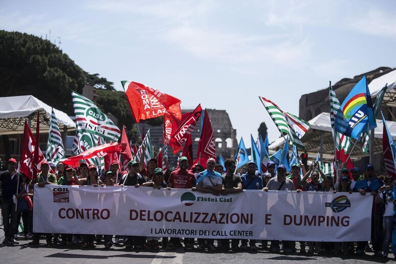 Una manifestazione contro le delocalizzazioni in un 'immagine d 'archivio - RIPRODUZIONE RISERVATA