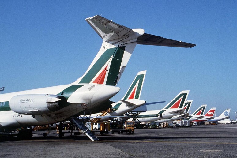 Foto d 'archivio di aerei dell 'Alitalia fermi a Fiumicino - RIPRODUZIONE RISERVATA