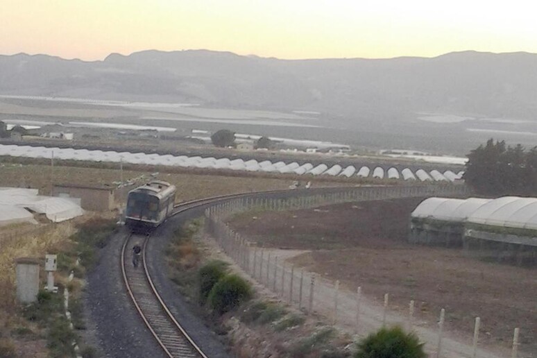 Tre operai travolti e uccisi da treno nel nisseno - RIPRODUZIONE RISERVATA