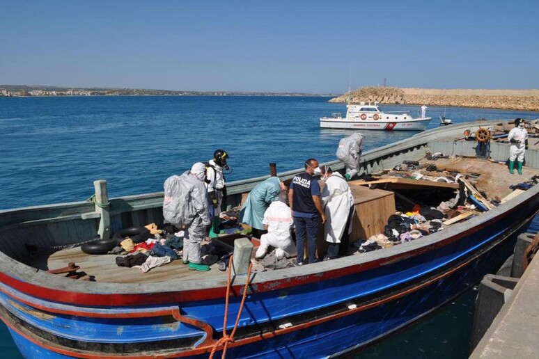 Immigrazione: 45 morti su motopesca, fermati altri 2 scafisti - RIPRODUZIONE RISERVATA