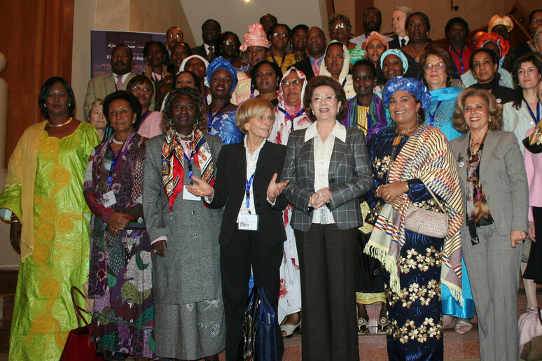 Emma Bonino con le partecipanti all 'incontro sulla  'Cairo Declaration on Fgm+Five ' svoltosi nel 2008 nella capitale egiziana -     RIPRODUZIONE RISERVATA