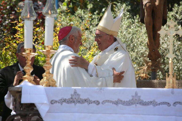 Papa Francesco saluta l 'arcivescovo di Campobasso-Bojano, Giancarlo Maria Bregantini - RIPRODUZIONE RISERVATA