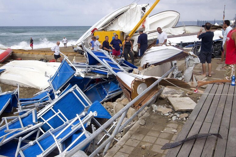 Uno stabilimento balneare e alcune barche danneggiati in seguito a una tromba d 'aria a Santa Severa il 25 agosto 2013 - RIPRODUZIONE RISERVATA