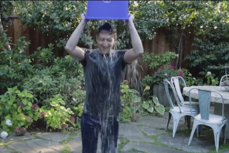 Zuckerberg, un secchio d 'acqua gelata per la Sla - fermo immagine dal video - RIPRODUZIONE RISERVATA