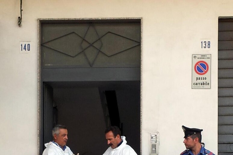 I rilievi all 'esterno dell 'abitazione dove un uomo ha accoltellato mentre dormivano due sue figlie di 12 e 14 anni, uccidendo la prima, a San Giovanni (Catania) - RIPRODUZIONE RISERVATA