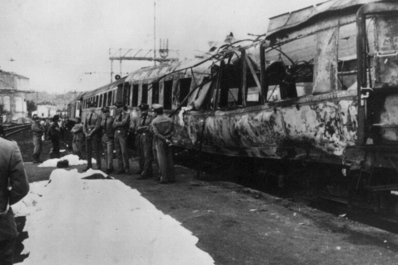 I primi soccorsi dopo l 'attentato al treno Italicus a San Benedetto Val di Sambro il 4 agosto 1974 - RIPRODUZIONE RISERVATA