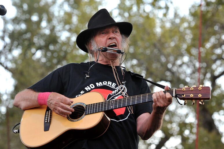 Neil Young lascia Festival di Glastonbury, accusa controllo Bbc