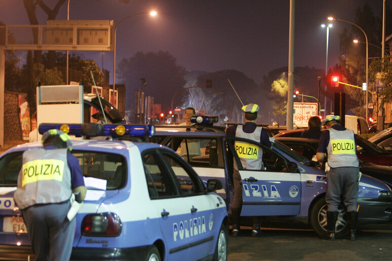 Agenti della polizia stradale a Roma - archivio - RIPRODUZIONE RISERVATA