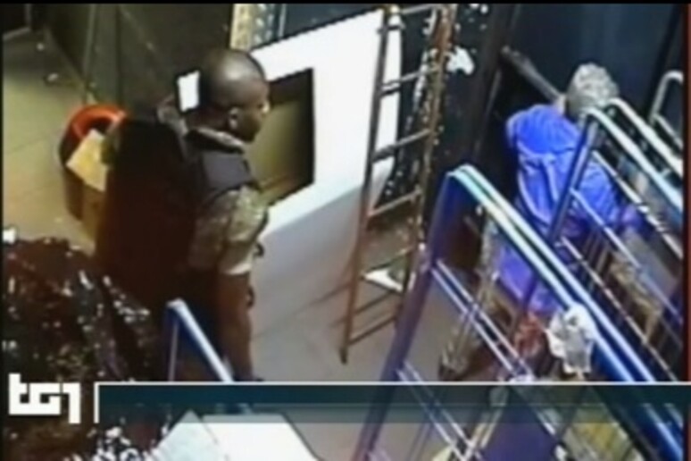 video Coulibaly in negozio kosher. Frame dal servizio del Tg1 - RIPRODUZIONE RISERVATA