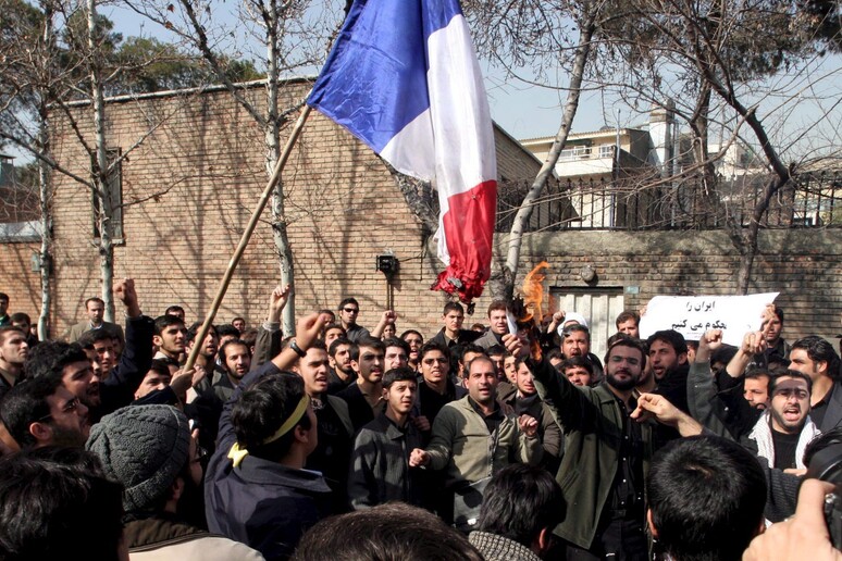 La Francia ha raccomandato ai suoi cittadini di 'lasciare temporaneamente' l'Iran