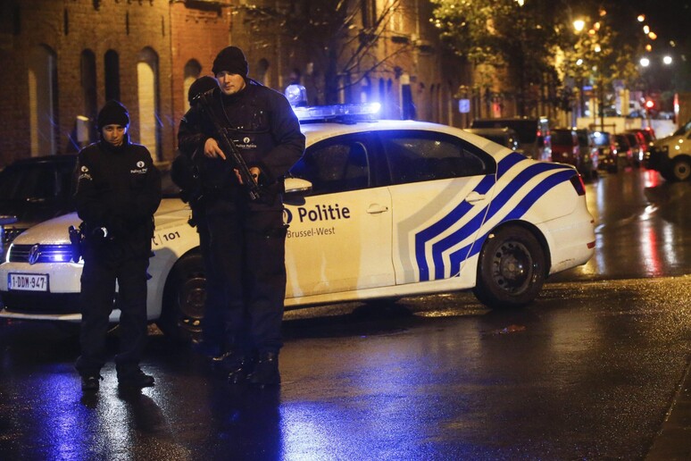 La polizia nel quartiere Molenbeek di Bruxelles © ANSA/EPA