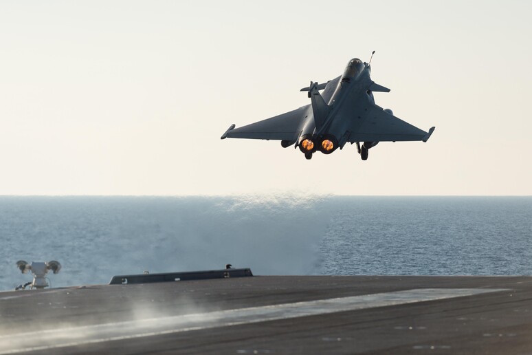 Un jet francese parte der bombardare la Siria dopo il 13 novembre © ANSA/AP