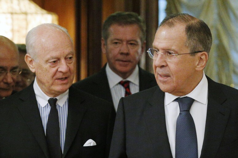 Il ministro degli Esteri russi Sergei Lavrov (d) parla con l 'inviato Onu in Siria Staffan Domingo de Mistura (s) a Mosca lo scorso 4 novembre - RIPRODUZIONE RISERVATA
