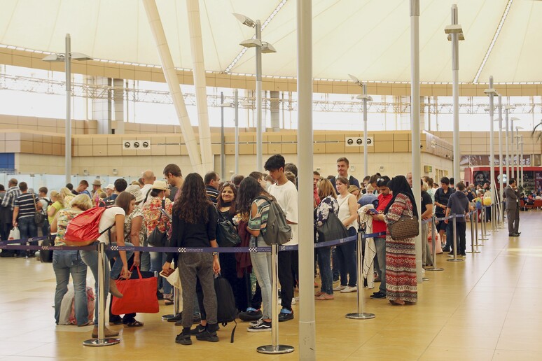 gente in fila Sharm all 'aeroporto di Sharm el-Sheikh © ANSA/AP