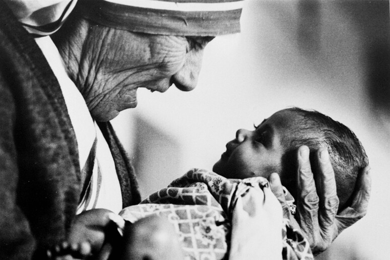 Madre Teresa con i poveri