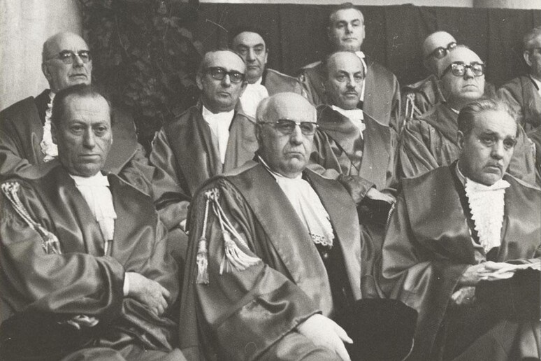 Il procuratore capo di Torino Bruno Caccia (II da S, seconda fila), ucciso il 26 giugno 1983, all 'inaugurazione dell 'anno giudiziario a Torino in una foto di archivio. - RIPRODUZIONE RISERVATA