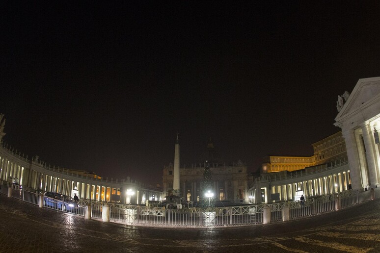 Il cupolone a San Pietro senza illuminazione (foto di Claudio Peri) - RIPRODUZIONE RISERVATA