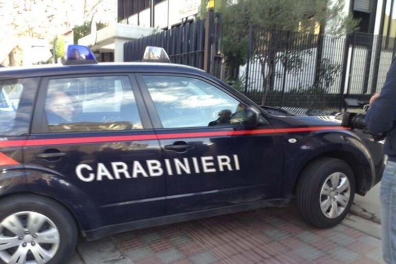 Auto carabinieri entra nel Comando via Nuoro a Cagliari - RIPRODUZIONE RISERVATA