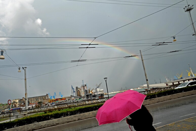 Meteo: spettacolare arcobaleno sul porto di Ancona - RIPRODUZIONE RISERVATA