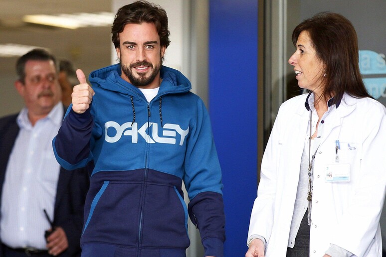 L 'ex ferrarista Fernando Alonso lascia l 'ospsedale di Barcellona © ANSA/EPA
