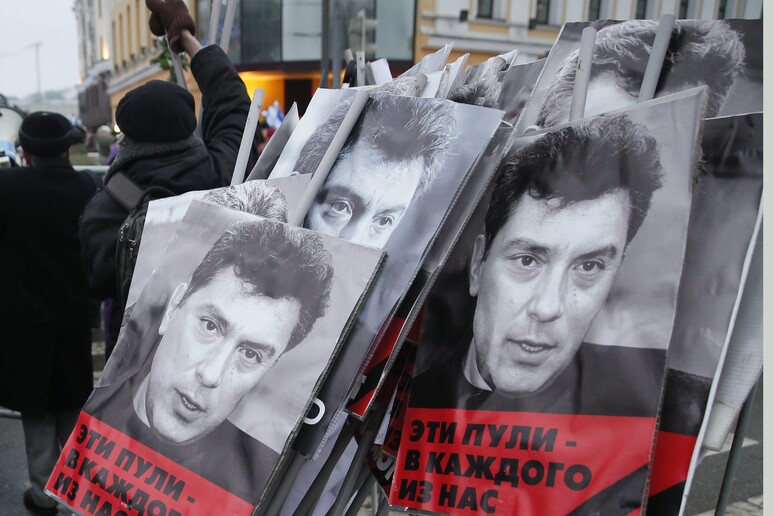 Manifesti con il volto di Nemtsov © ANSA/EPA