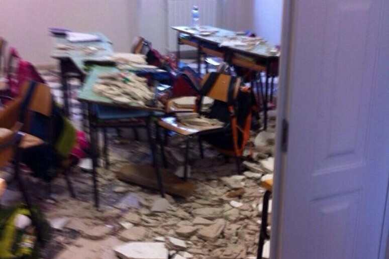 Ceiling caves in at school -     ALL RIGHTS RESERVED