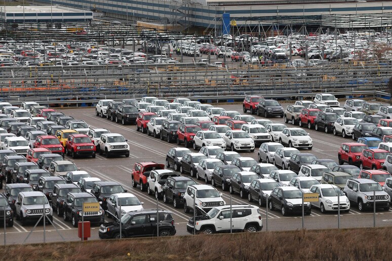 Le nuove Jeep e le Fiat 500 X nei piazzali dello stabilimento di Melfi - RIPRODUZIONE RISERVATA