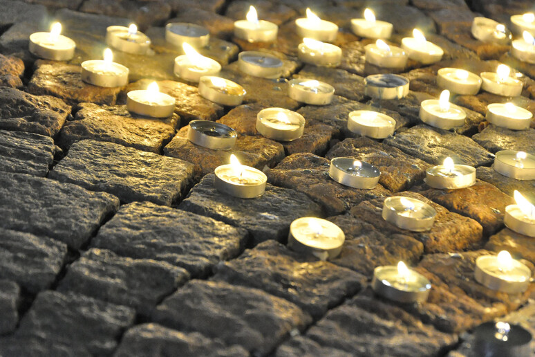L 'immagine di una manifestazione ad Aosta in ricordo vittime - RIPRODUZIONE RISERVATA