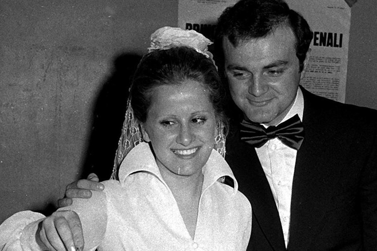 Una coppia di sposi vota per il referendum sul divorzio, in una foto d 'archivio del 12 maggio 1974 - RIPRODUZIONE RISERVATA