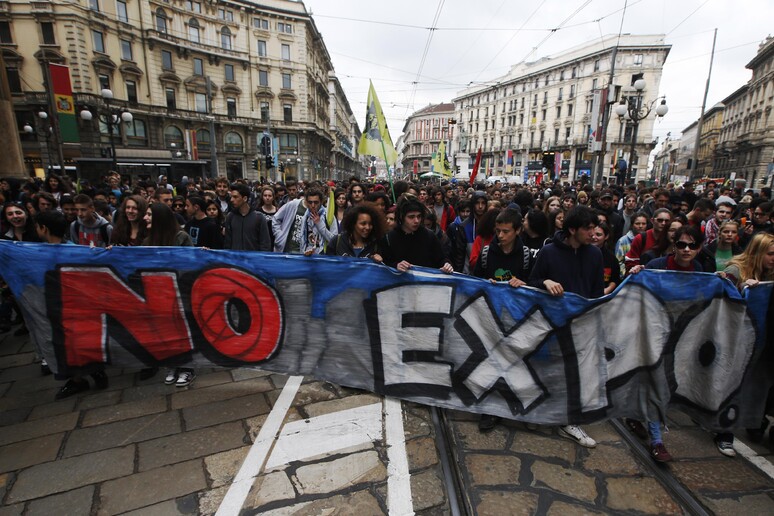 Expo: black-bloc nel corteo con estintori a vernice © ANSA/AP