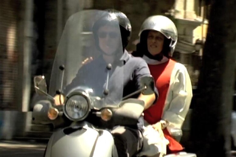 Un 'immagine del filmato con il regista Ferdinando Vicentini Orgnani e suor Maria Gloria Riva in scooter a Roma - RIPRODUZIONE RISERVATA