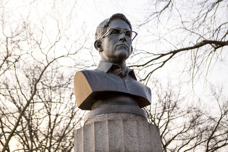 A New York compare una statua di Edward Snowden © ANSA/AP