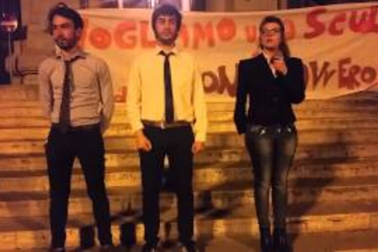Il flash mob davanti al Miur (fermo immagine dal video degli studenti) - RIPRODUZIONE RISERVATA