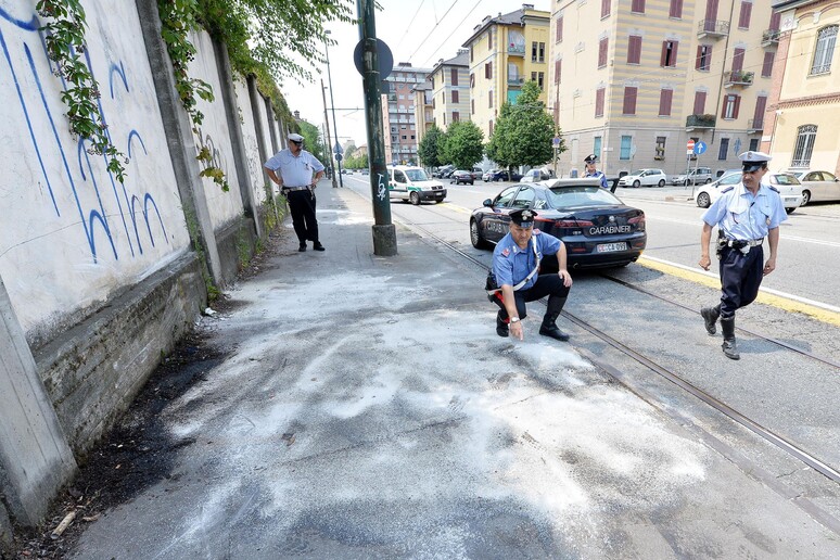 Polizia sulla scena di un investimento (foto d 'archivio) - RIPRODUZIONE RISERVATA