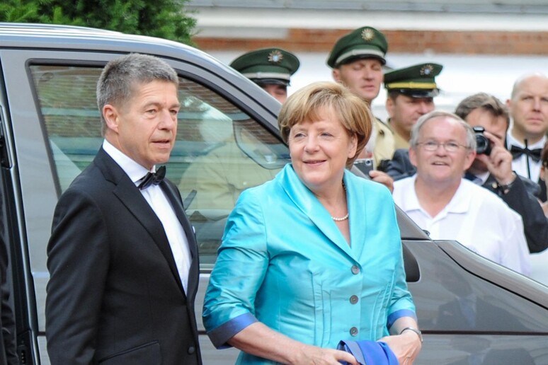 Angela Merkel e suo marito Joachim Sauer arrivano a Bayreuth per l 'inaugurazione del tradizionale festival wagneriano © ANSA/AP