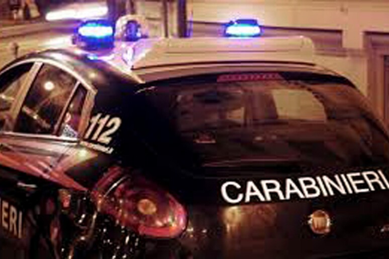 Un 'auto dei carabinieri - RIPRODUZIONE RISERVATA