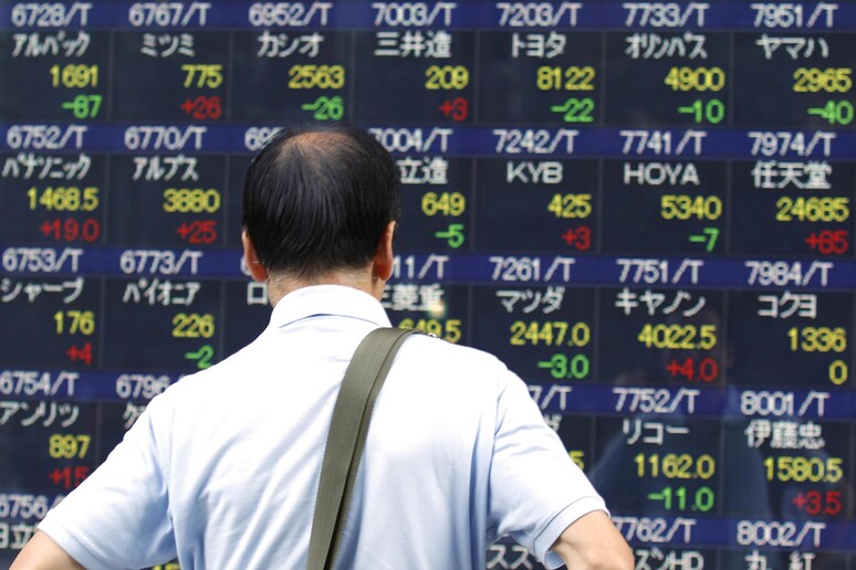 Pannello elettronico nella Borsa di Tokyo © ANSA/AP