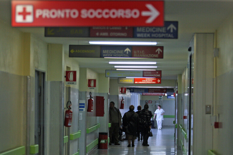 un corridoio di ospedale in una foto di archivio - RIPRODUZIONE RISERVATA