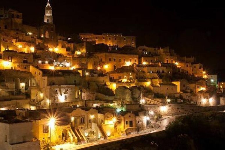 Ponti - Suggestivo panorama notturno di Matera - RIPRODUZIONE RISERVATA