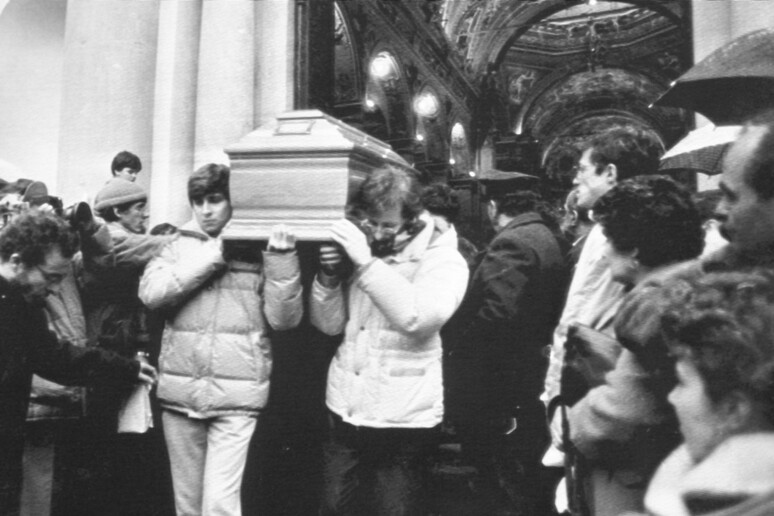 Nella foto d 'archivio i compagni di scuola portano il feretro di Lidia Macchi, Varese, 7 gennaio  1987 Ansa/Olpix - RIPRODUZIONE RISERVATA